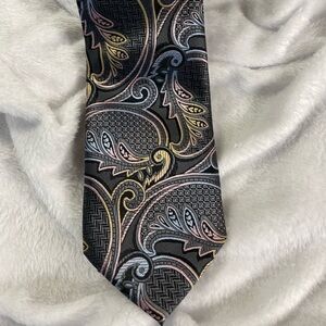 Hi-Tie pattern tie.‎ 100% silk
